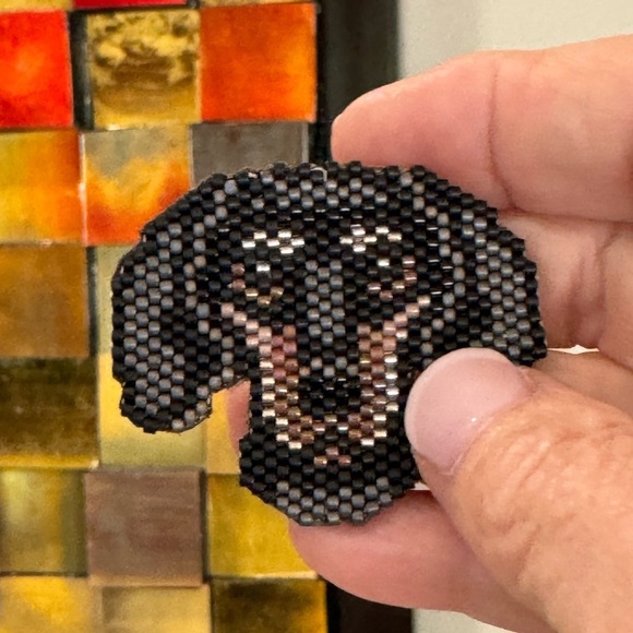 Handwoven beaded dachshund face pin brooch gift dachshund mom life like portrait - Picture 6 of 6